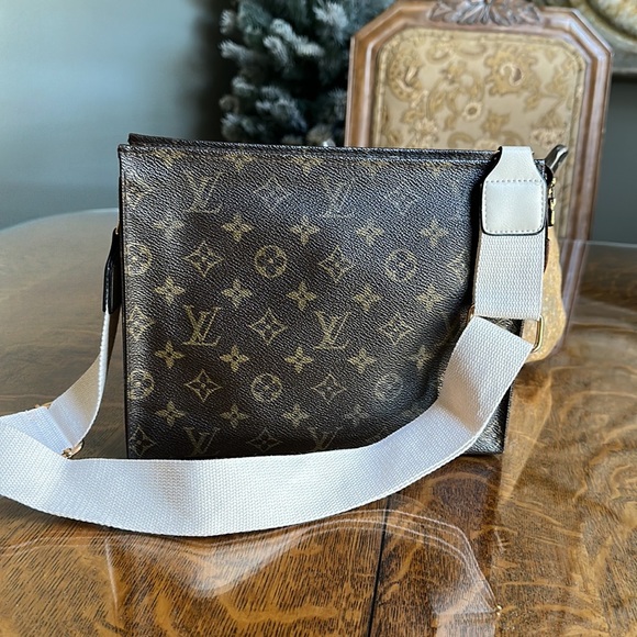 Authentic LV toiletry 26 - Picture 2 of 2
